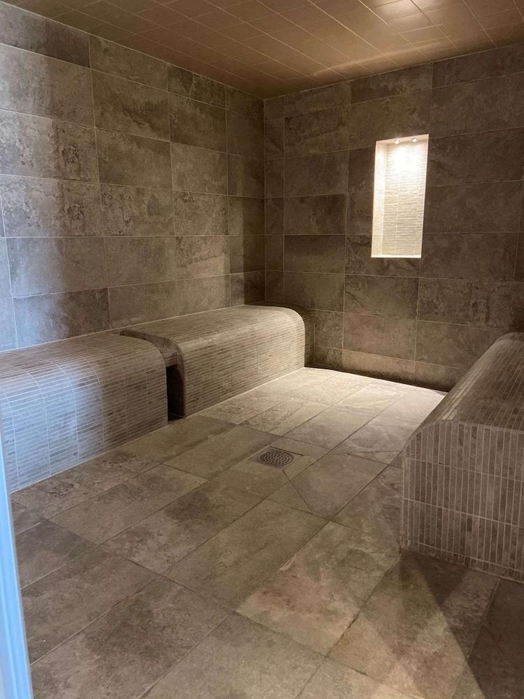 أيدن من بست ويسترن، في فندق تيم هوتل كومبيين حمام سباحة مغطى