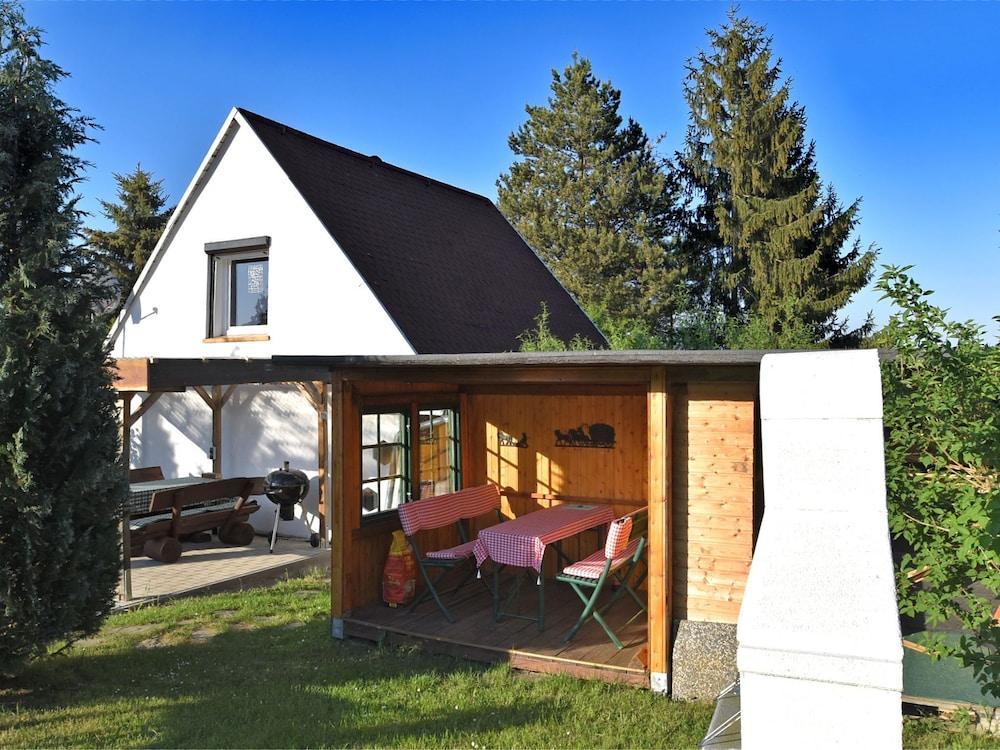 مودرن هوليداي هوم إن جونترسبيرج ويذ فيش بوند شرفة