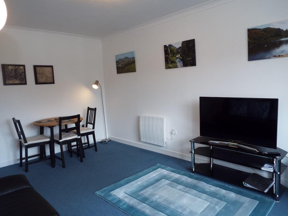 Ideal Central Edinburgh Location With On-site Private Parking Room