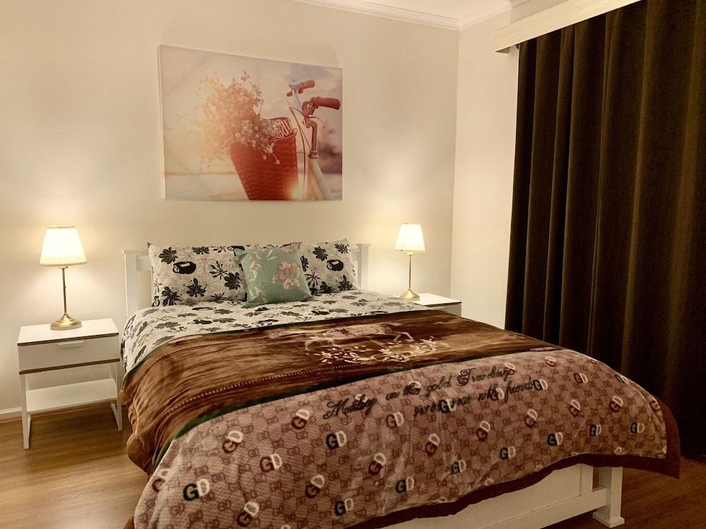 فاميلي هوم إن برايم لوكيشن غرفة