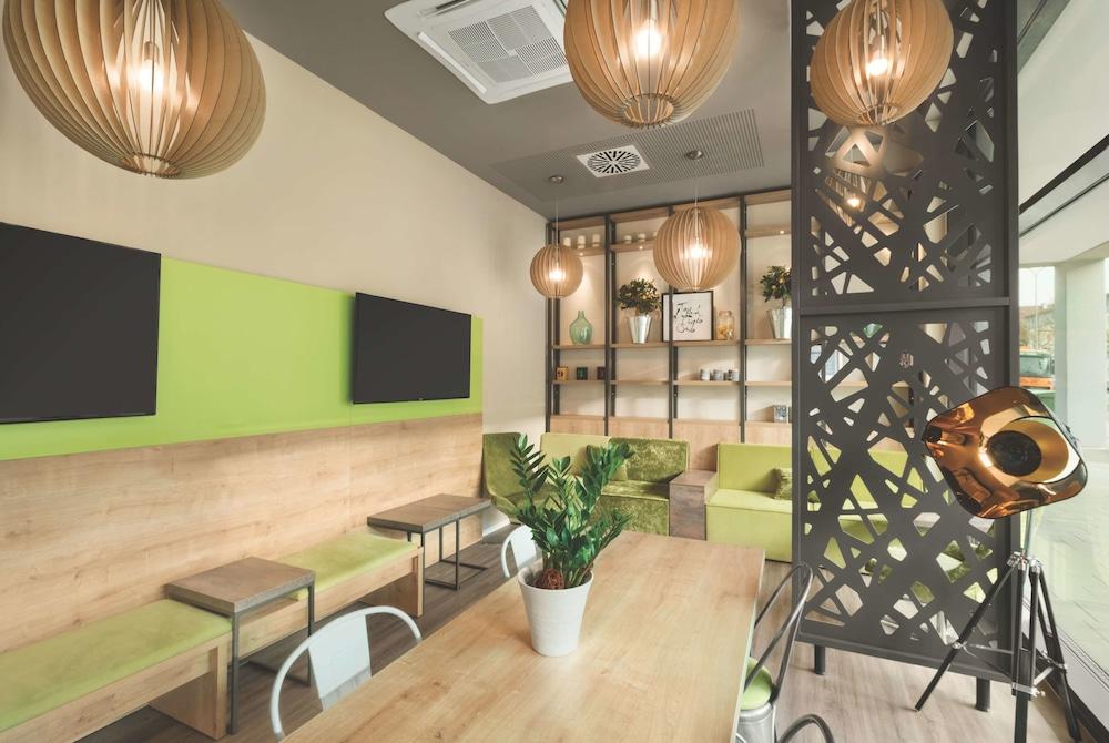 سوبر 8 باي ويندام أوبرهاوسين أم سنترو الردهة