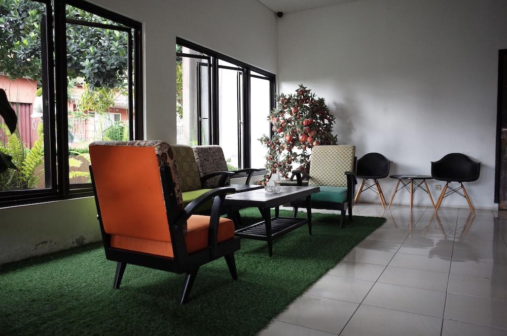 ريد دورز نير ألون ألون كوتا سوكابومي منطقة الجلوس في الردهة