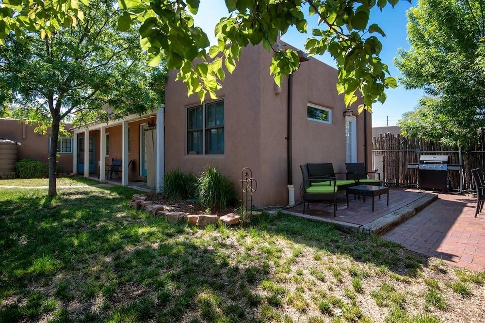 كازا لولا - غورجس لايت فيلد هوم، ووك تو ذا بلازا آند ذا رايليارد المنطقة الخارجية