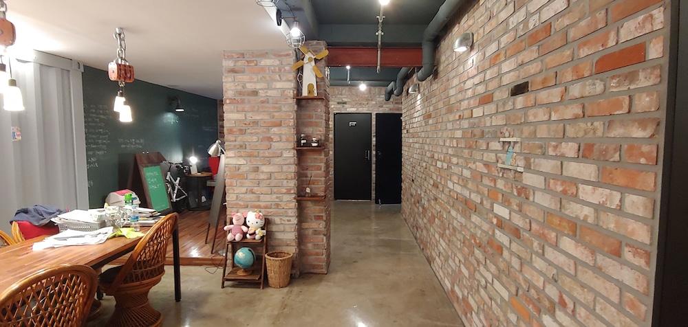 Mokpo White Windmill Guesthouse Lobby