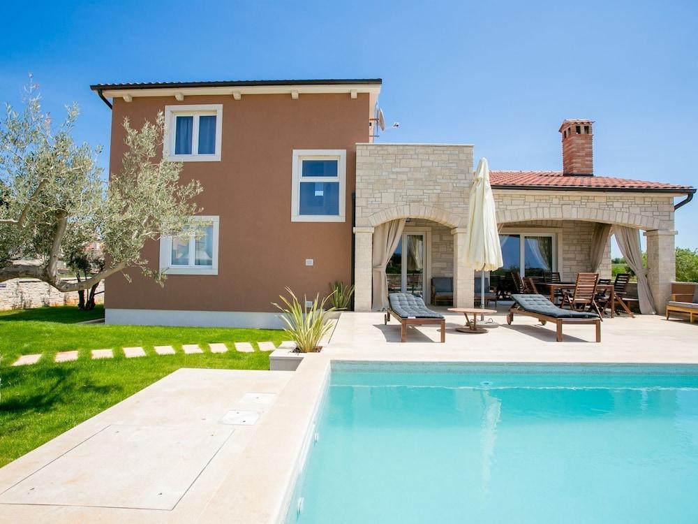 Modern Villa With Spacious Garden and Private Swimming Pool Near Porec Exterior