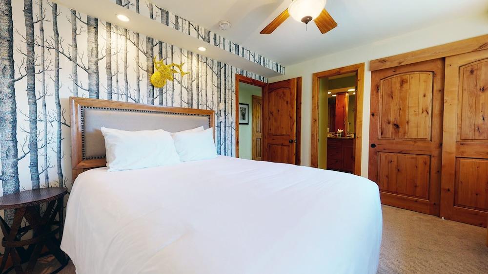 Vantage Point - CoralTree Residence Collection Room