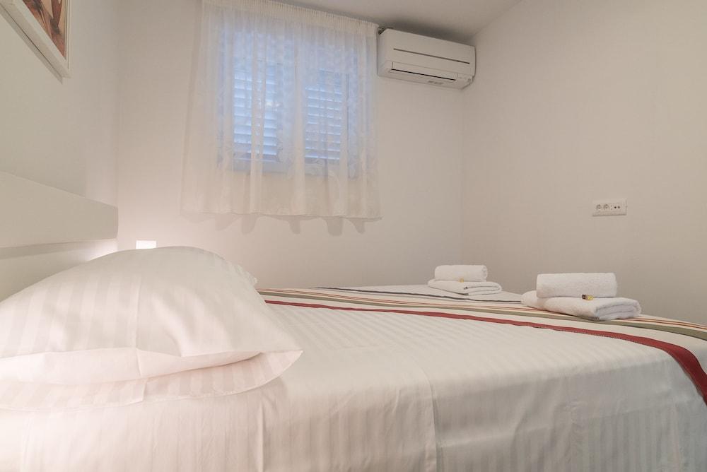 Drop In Split Suites Room