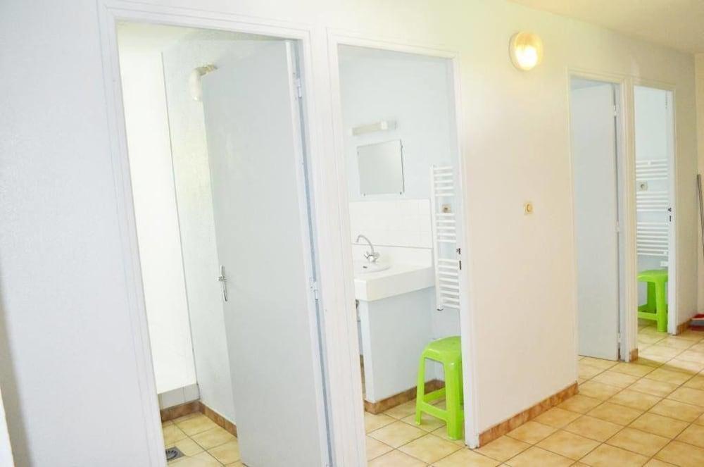 Complexe des Oustalous Bathroom