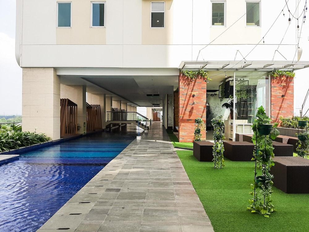 Comfy Studio Apartment at B Residence Exterior