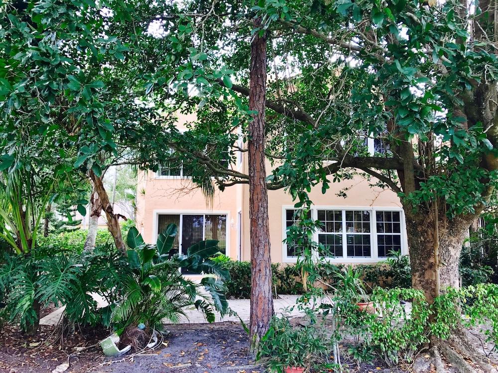 برايفت لاكوريوس ميديتيرانيان فيلا تفاصيل الفندق من الخارج