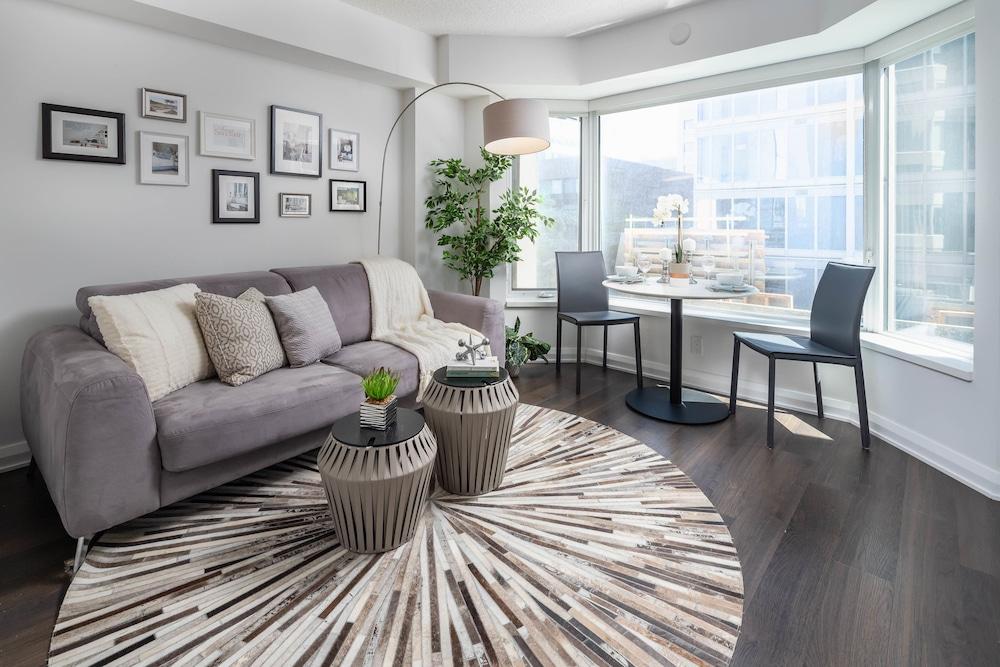 كويك ستاي يونغ آند بلور إكزكيوتيف يوركفيل كوندو الصورة الأساسية