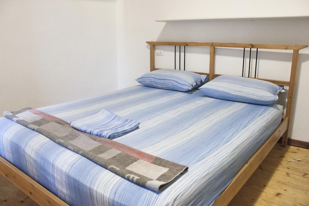 Nice Apartment in an English Style Building On the First Floor, With air Conditioning, Wifi and Sewing Room