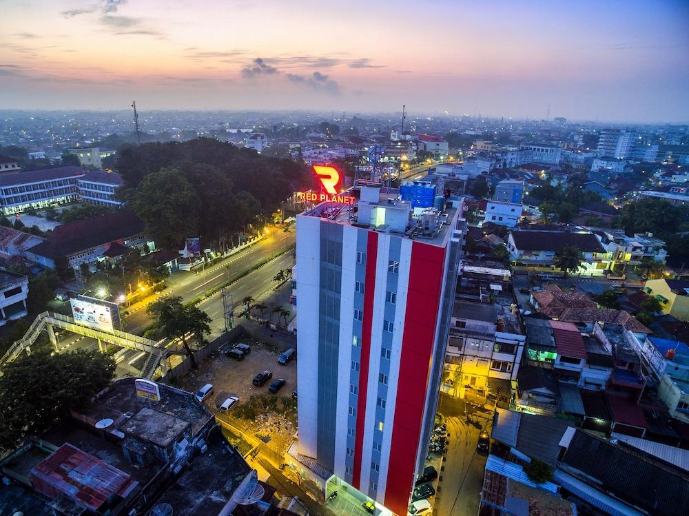 Red Planet Palembang Exterior
