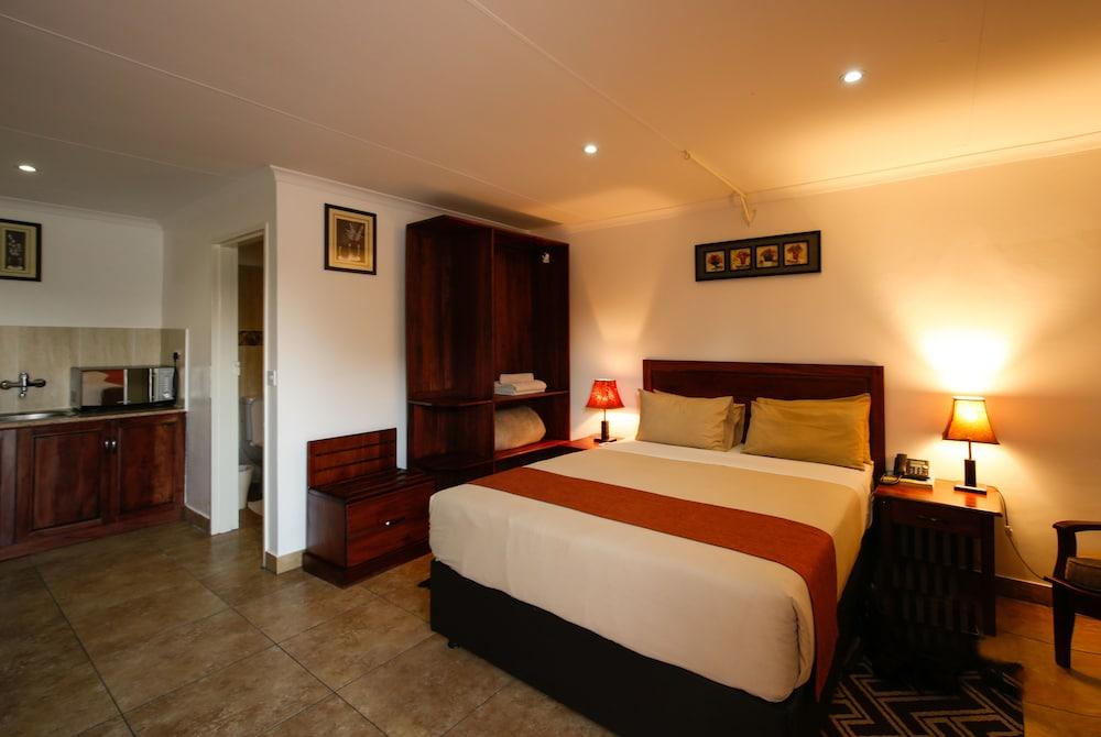 Mokoro Lodge Room