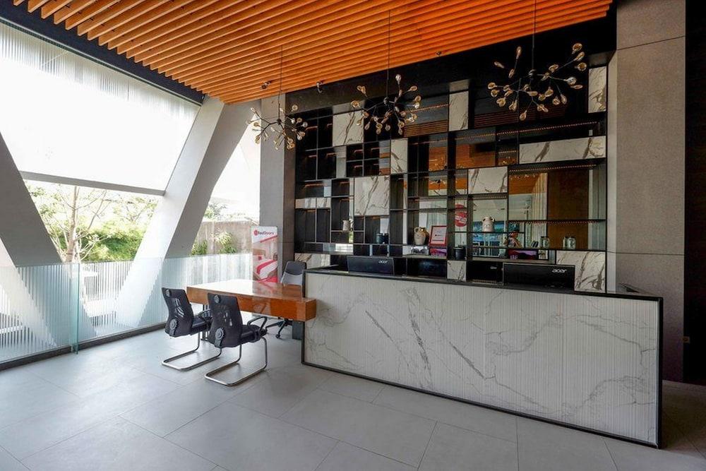 RedDoorz Apartment near Exit Toll Colomadu Reception