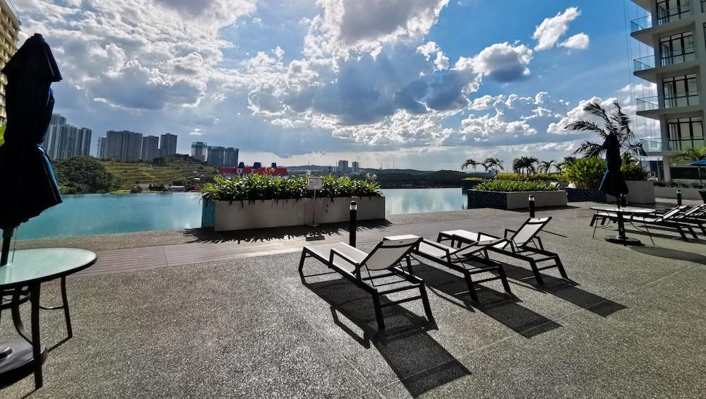 سكاي آند بلو سويتس باي تي جي بي سطح مشمس