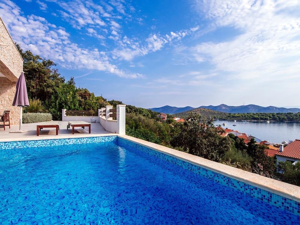 Lovely Villa in Veli IŽ With Swimming Pool