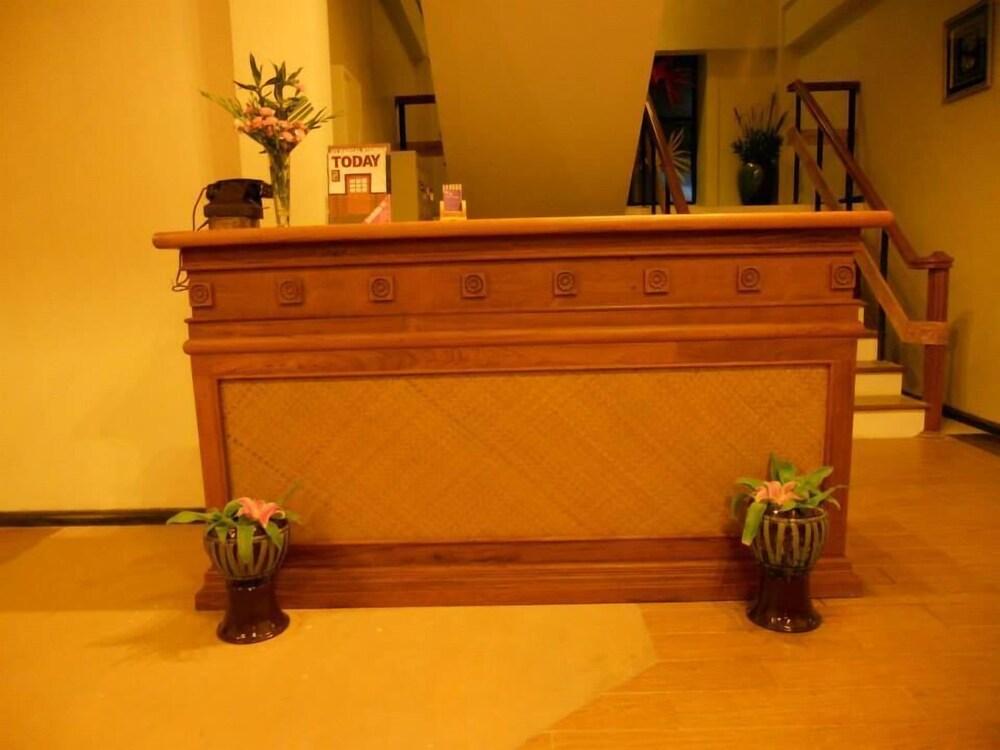 إيه ليتل بيت أوف ماندالاي تافيرن منطقة الاستقبال