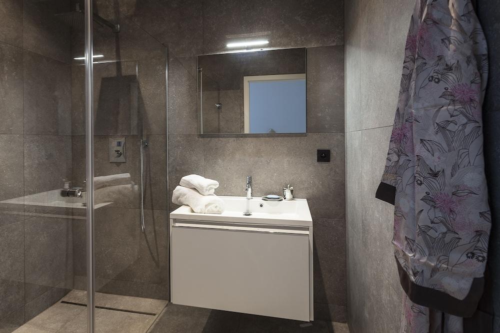 Unit 2 - Modern Smart Home Duplex With Free Parking Bathroom