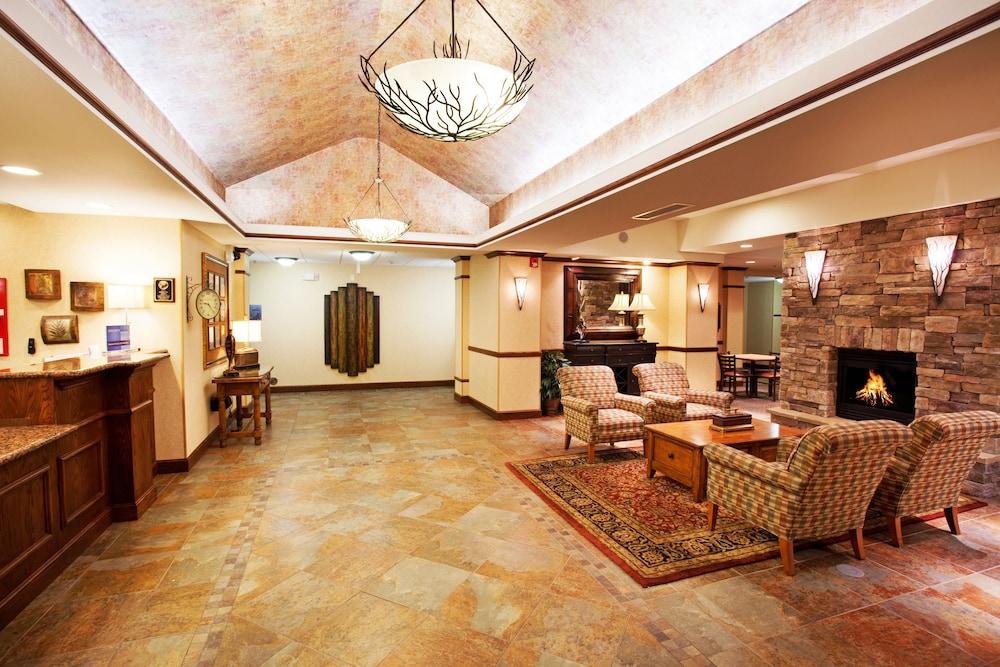 هوليداي إن إكسبرس آند سويتس تول  باي آيتش جي الردهة