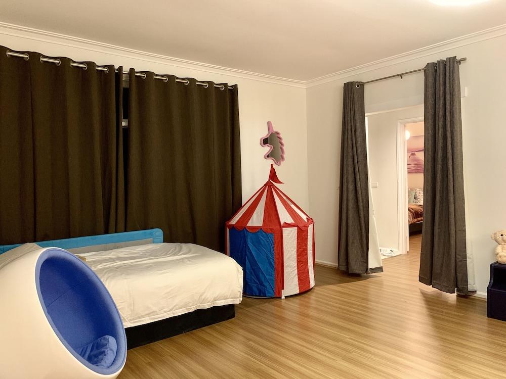 فاميلي هوم إن برايم لوكيشن غرفة