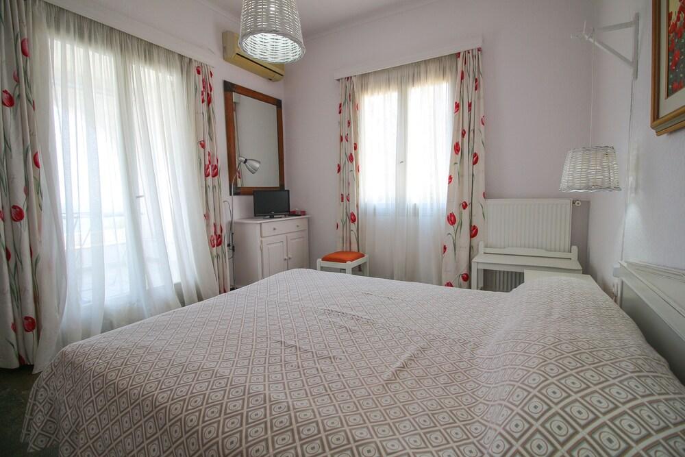 Home with View of Agios Ioannis in Tinos Room