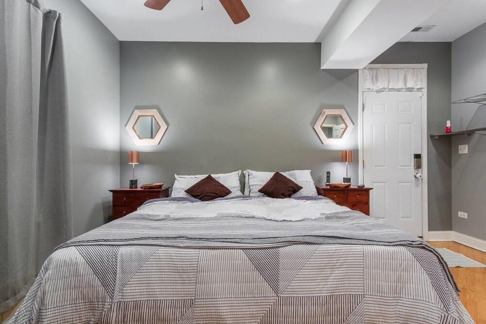 Spacious Split-level Apartment - Great for Groups Room