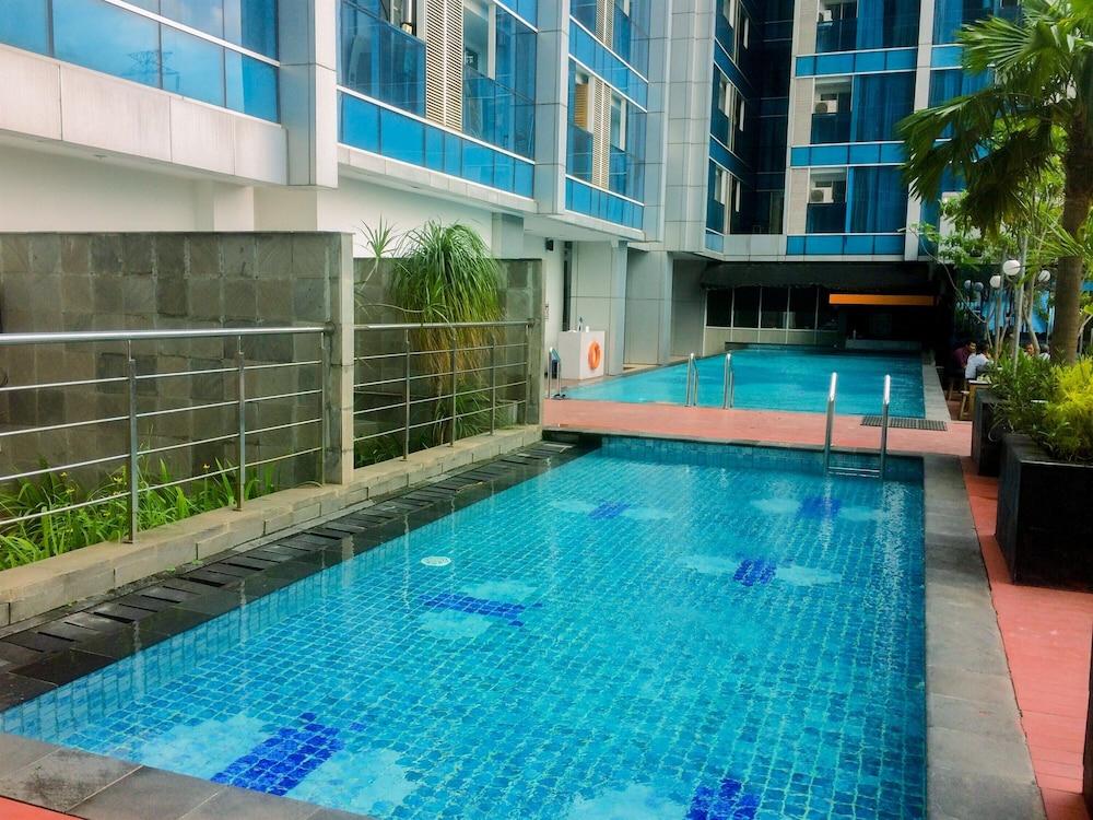 Elegant and Best View Studio Tamansari The Hive Apartment Outdoor Pool