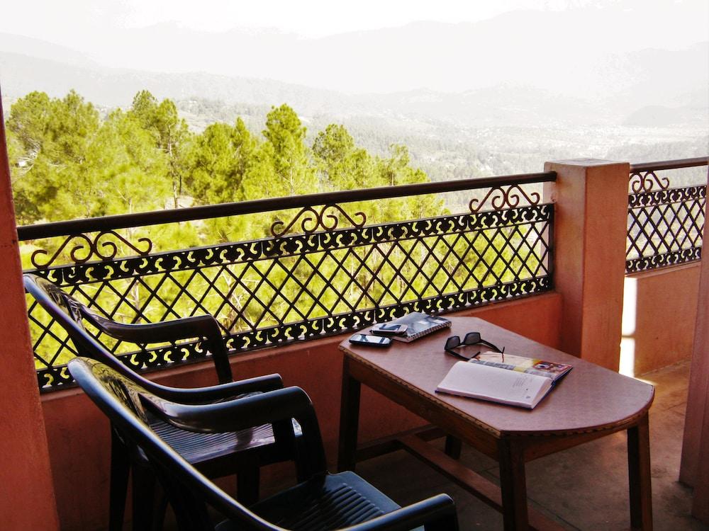 Janardan Resort Kausani Lobby Sitting Area