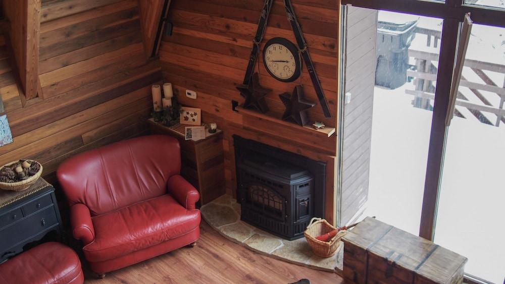White Pines 4-BD Cabin in the Woods -- Easy Access in Summit Park Living Room