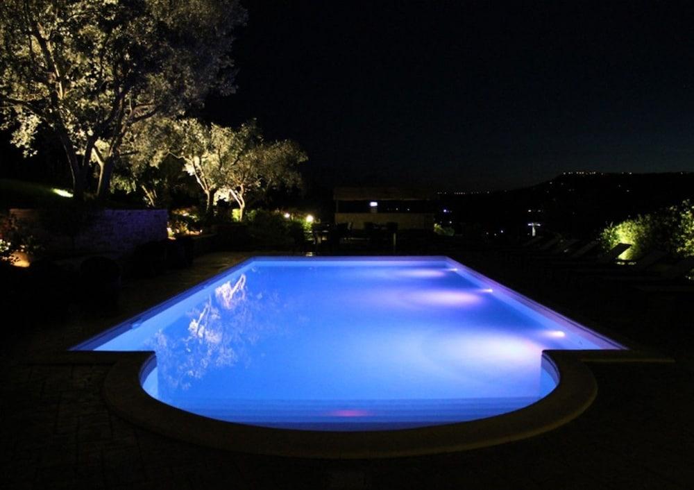 لو ريزيدنزي ديجلي أوليفي حمام سباحة مكشوف