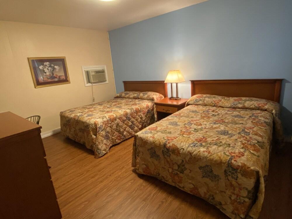 Gateway Inn Room