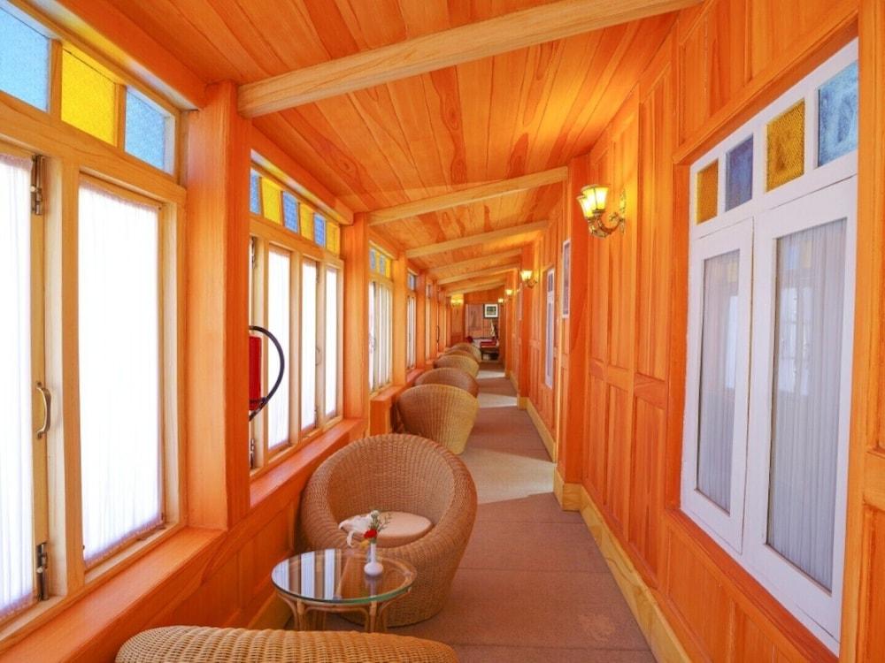 فينكا ويست داونز هيرتيدج ريزورت، أوتي الفندق من الداخل