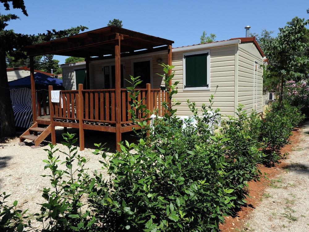 كومفرتابل تشاليت ويذ 2 باث رومز نير زادار