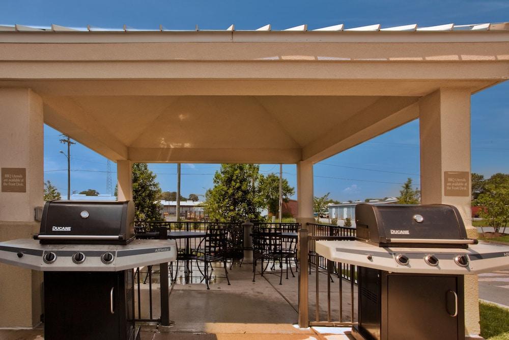 كاندلوود سويتس نورفولك أيربورت بي ايتش جي منطقة شواء/نزهات