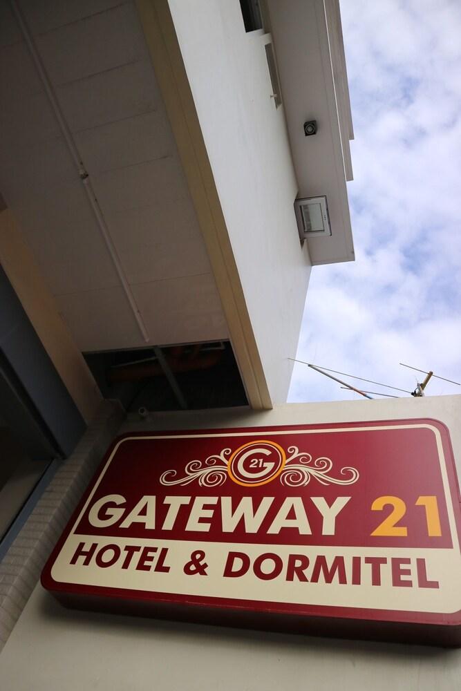 Gateway 21 Hotel and Dormitel Exterior detail