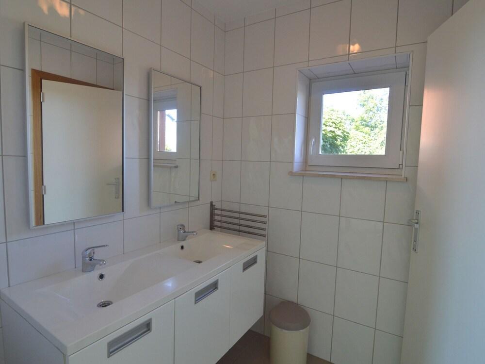 كونتمبوراري هاوس إن ريندو ويذ إندور بول حمام