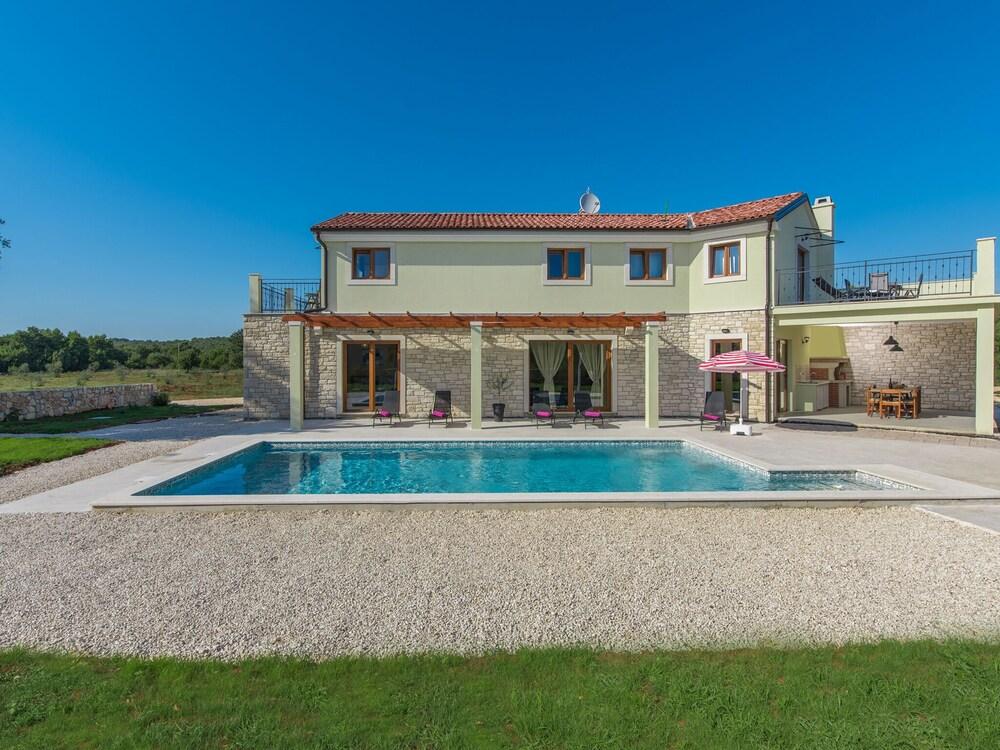 Newly Built Villa in a Secluded Location With a Pool for 8 People Exterior