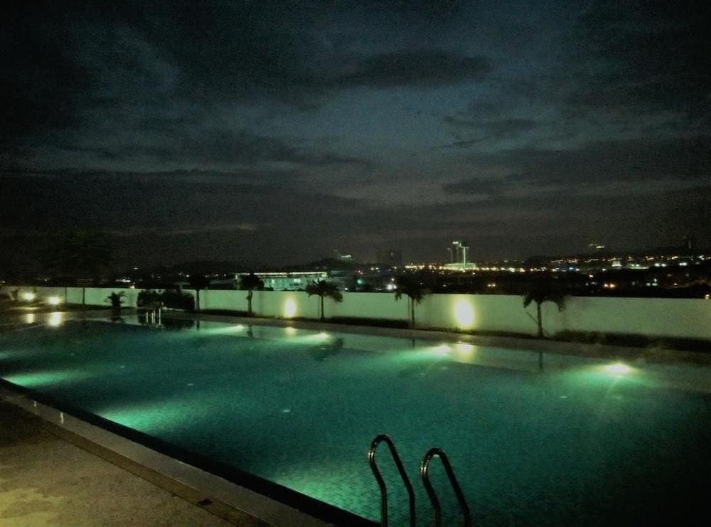 كوزي كريب آت 7 تري سفن رزيدنس حمام سباحة مكشوف