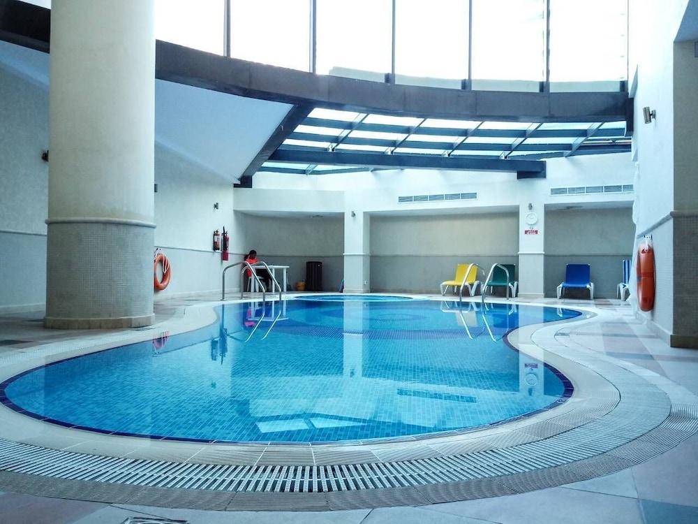 شقة عصرية مكوّنة من غرفة نوم واحدة وإطلالات رائعة على مارينا! تتّسع لأربعة أشخاص زحليقة مائية