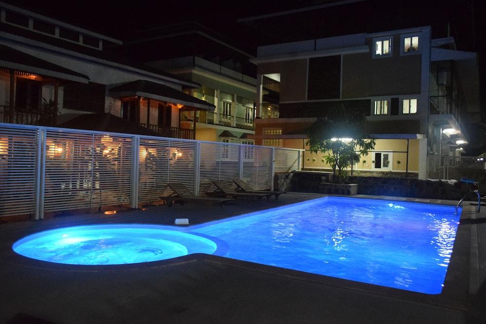 ويستاي آت ذا جراند نيونج شو، إل ليك حمام سباحة مكشوف