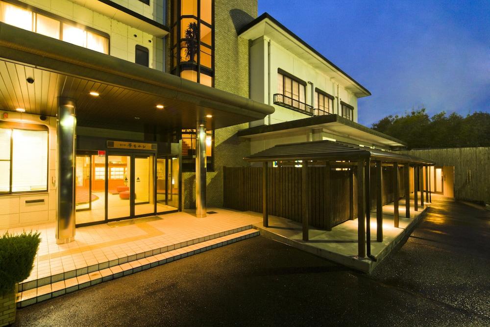 أو وتو أونسين يونويادو كوموليبي الصورة الأساسية