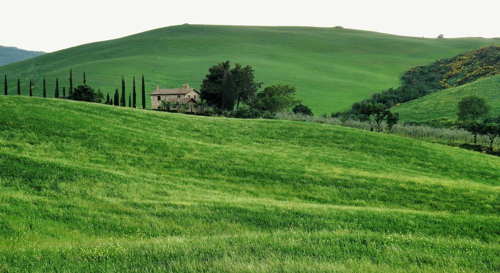 لا تانا ديل بيانكونيجليو المنطقة المحيطة بالمنشأة