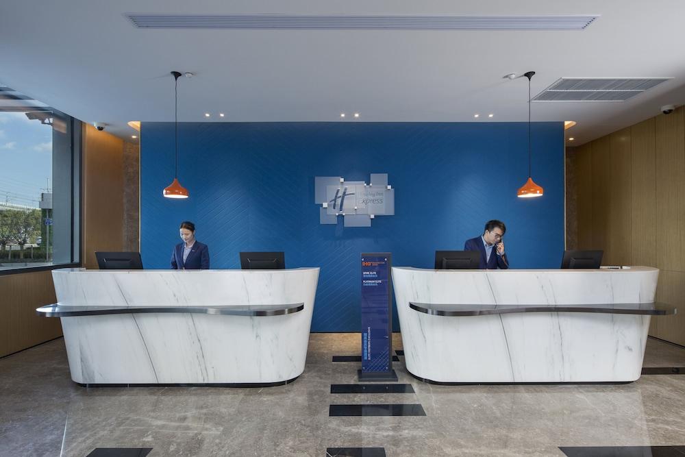 Holiday Inn Express Shanghai Kangqiao by IHG Exterior