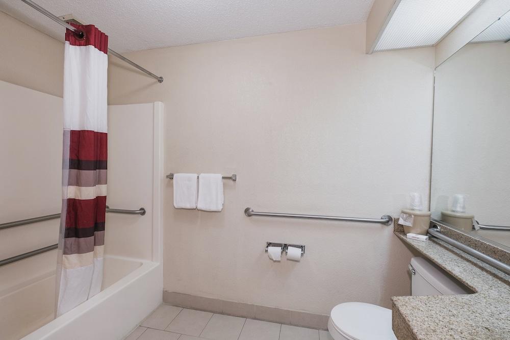 ريد روف إن آند سويتس أوجستا ويست حمام