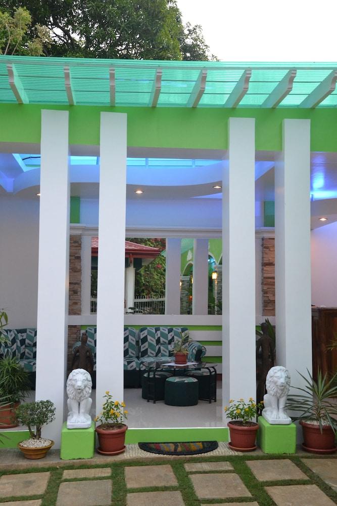 دي زي آر جيست هاوس المنطقة الخارجية