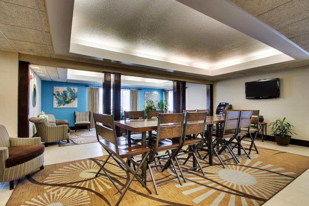 جرين فيلد إن آند سويتس أوينسبور ، كي أيربورت منطقة الجلوس في الردهة