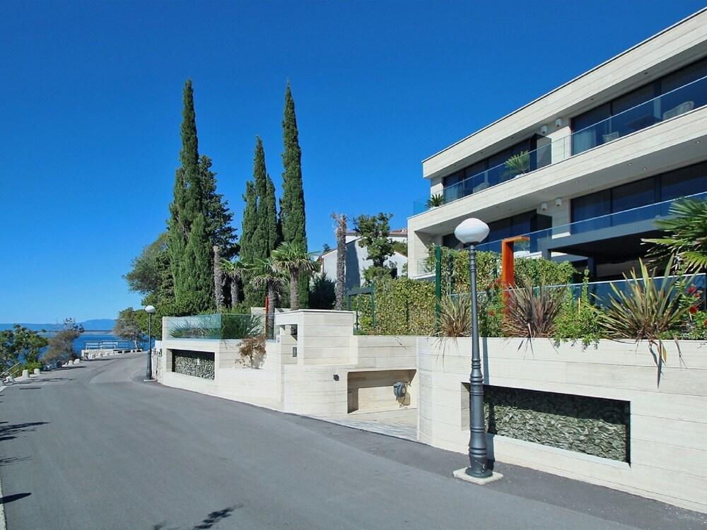 لاكوريوس تو بد روم أبارتمنت ويذ آه سي فيو إن كريكفينيكا المنطقة الخارجية