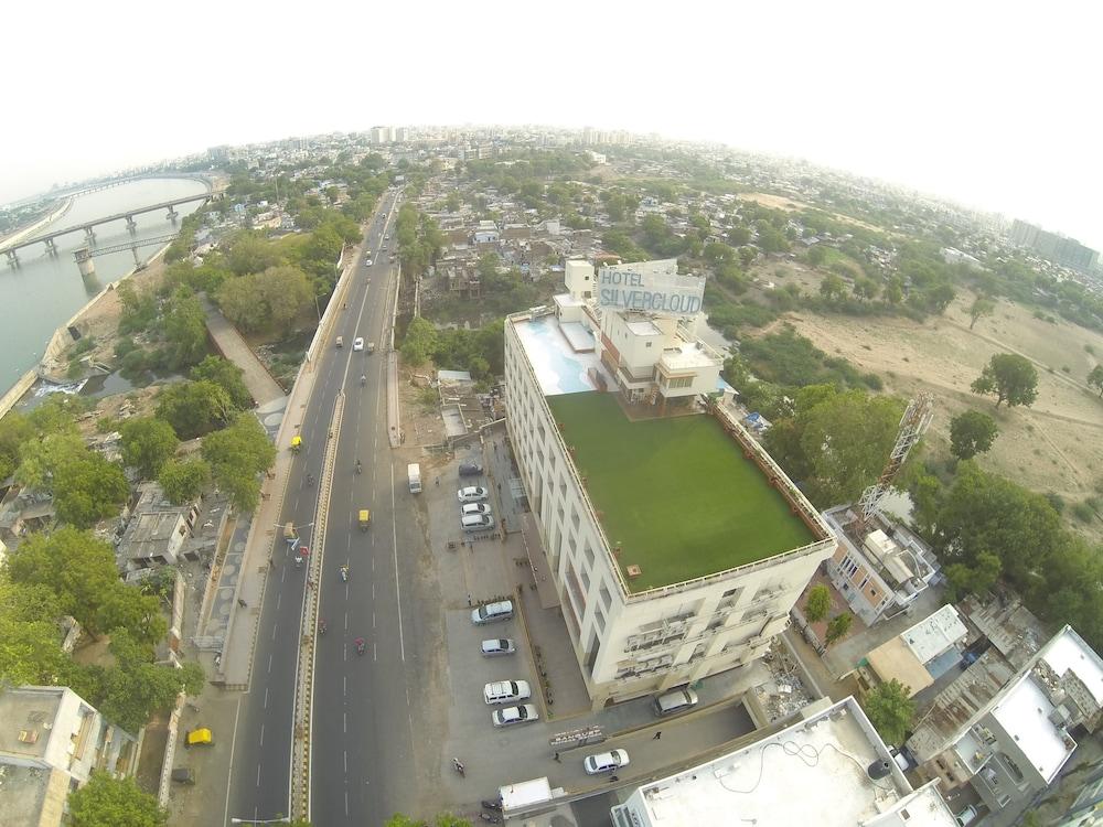 سيلفر كلاود هوتل آند بانكويت أحمد أباد منظر من الجو
