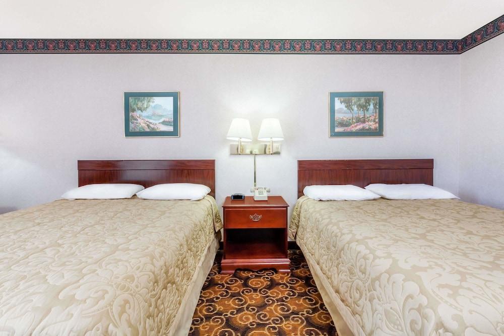 سوبر 8 باي ويندام إيفانسفيل نورث غرفة